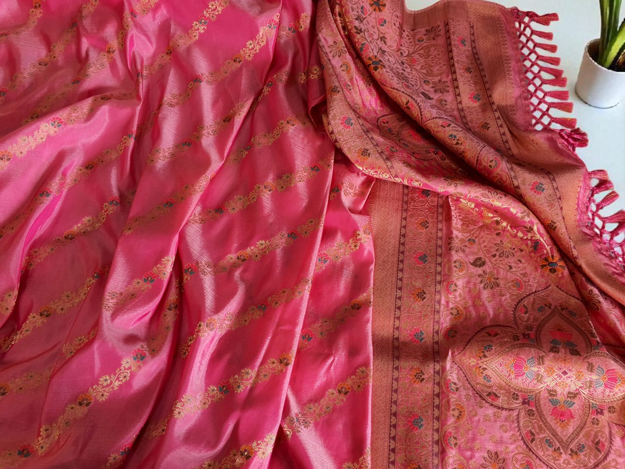 Elegant Pink Banarasi Silk Saree with Rich Zari Weave